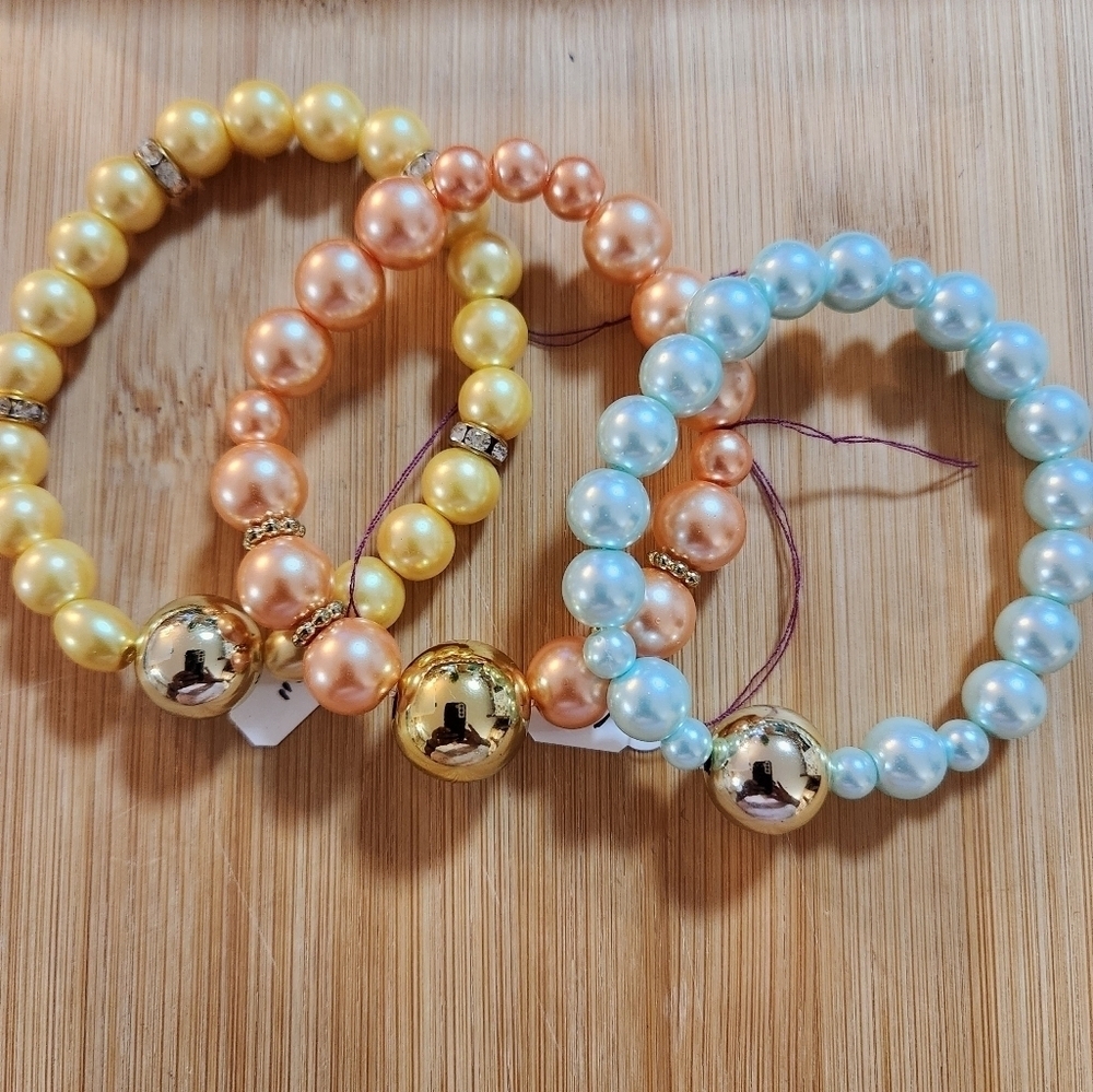 Hand Crafted Stretch Bracelet Pearl Light Blue Gold Focal Bead Bridal - Picture 5 of 5